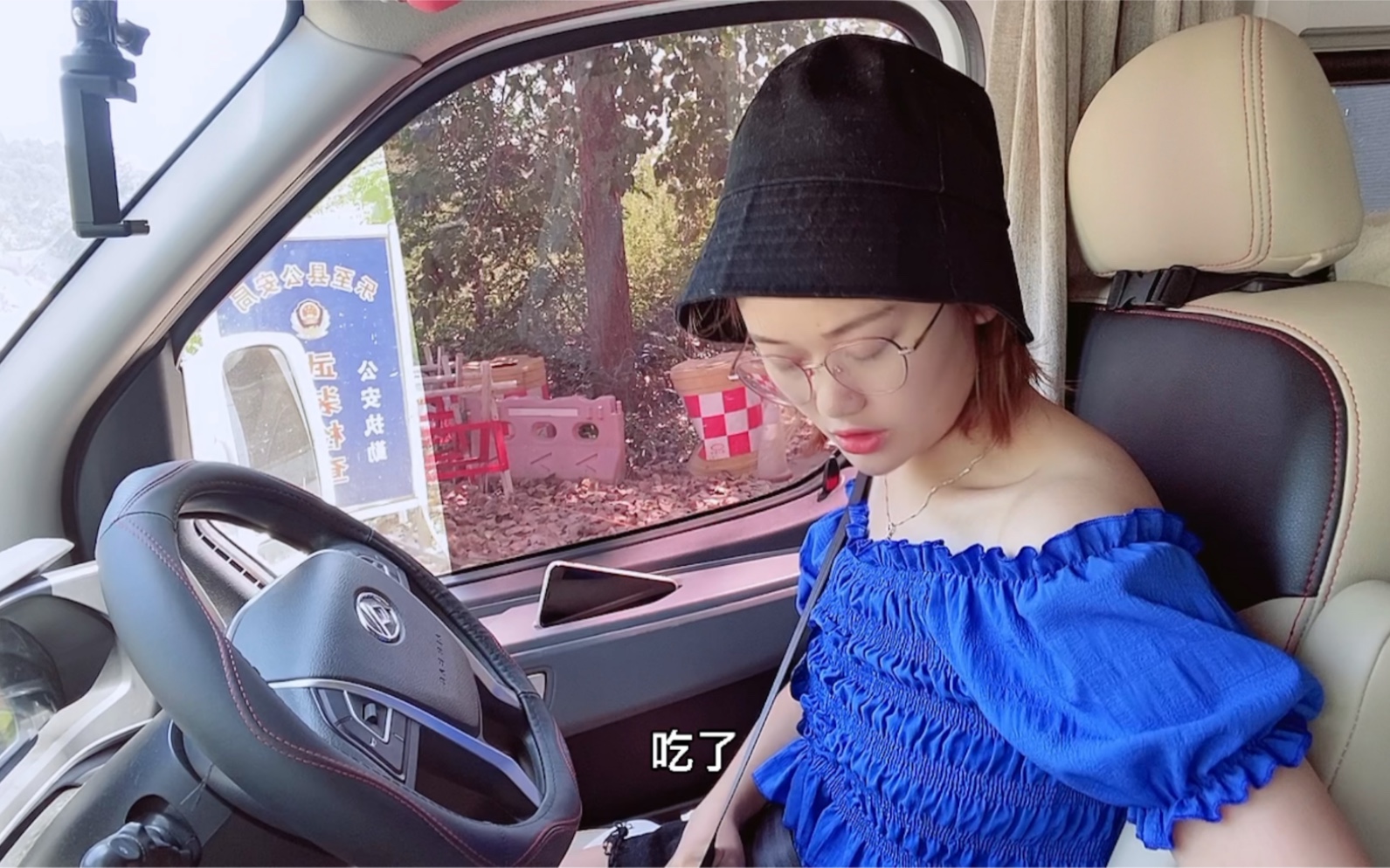 房车女司机一个人在外露营,晚上车子有异响,吓得一夜不敢睡