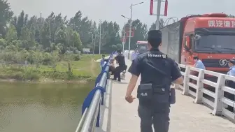 Download Video: 休假民警遛狗遇女子欲跳河轻生，民警借遛狗为掩护一把将其救下