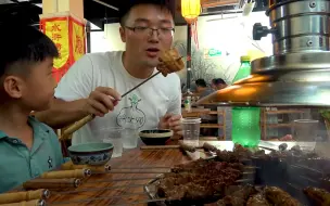 Descargar video: 大sao吃碳火烤肉，345元点一桌肉，一家人围着碳炉吃串，真过瘾