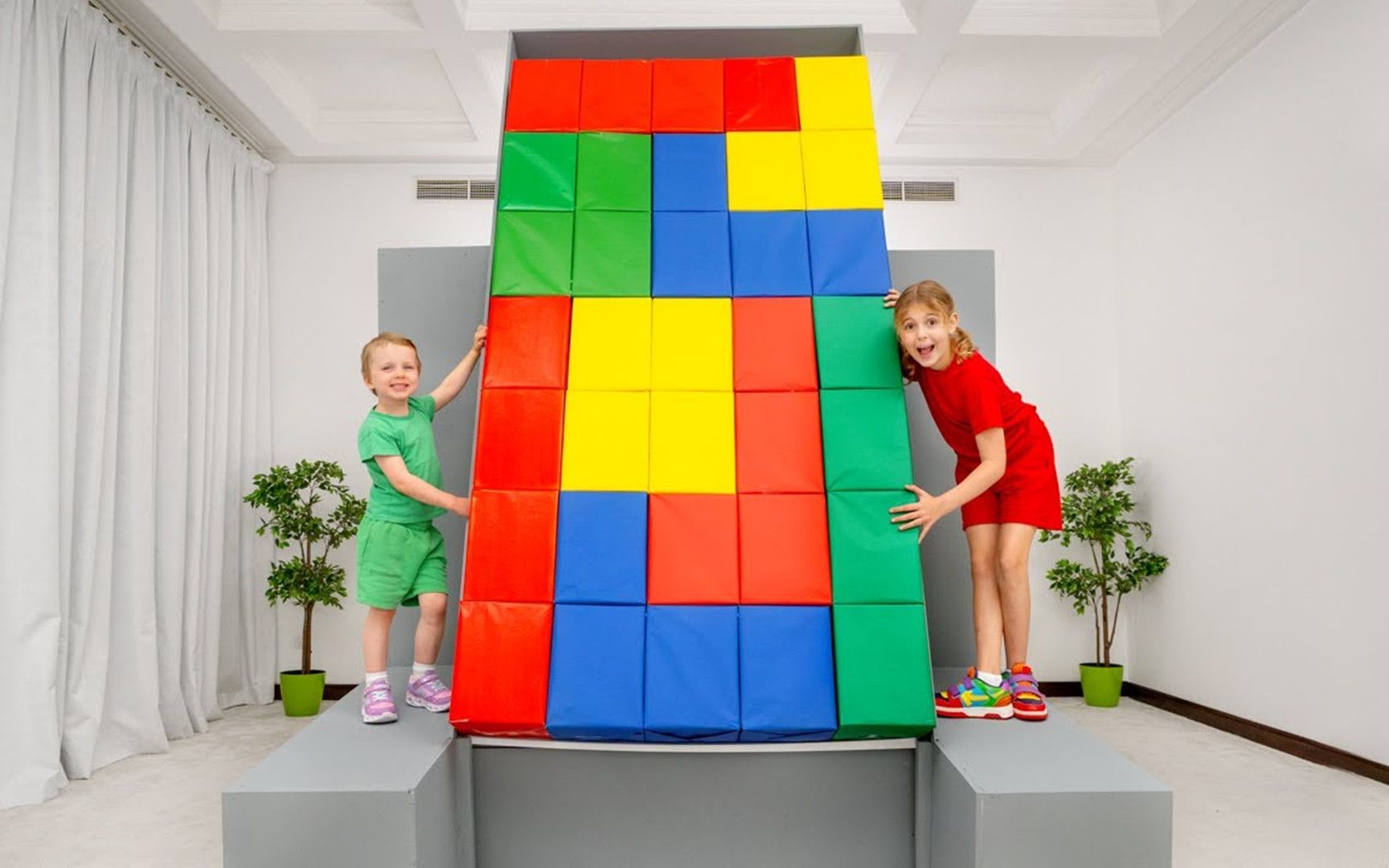 搞笑萌娃:挑战超大的真人版俄罗斯方块,萌娃们能顺利通关吗?