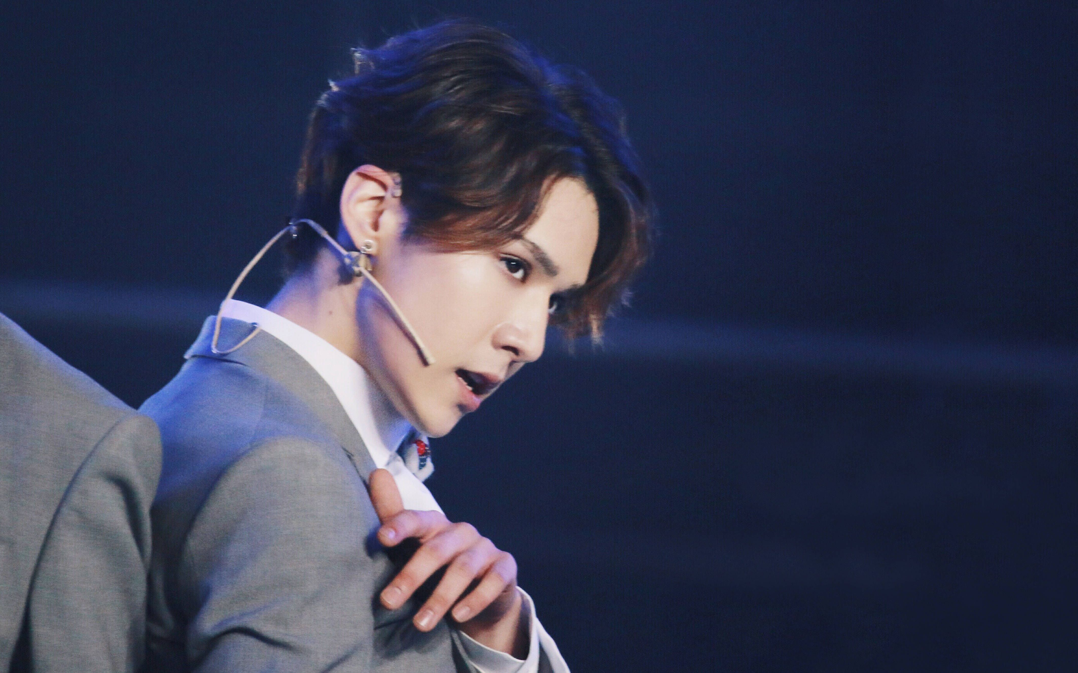 这个少年在舞台上跳舞时会发光swin忙内吾木提近期舞蹈混剪踩点向