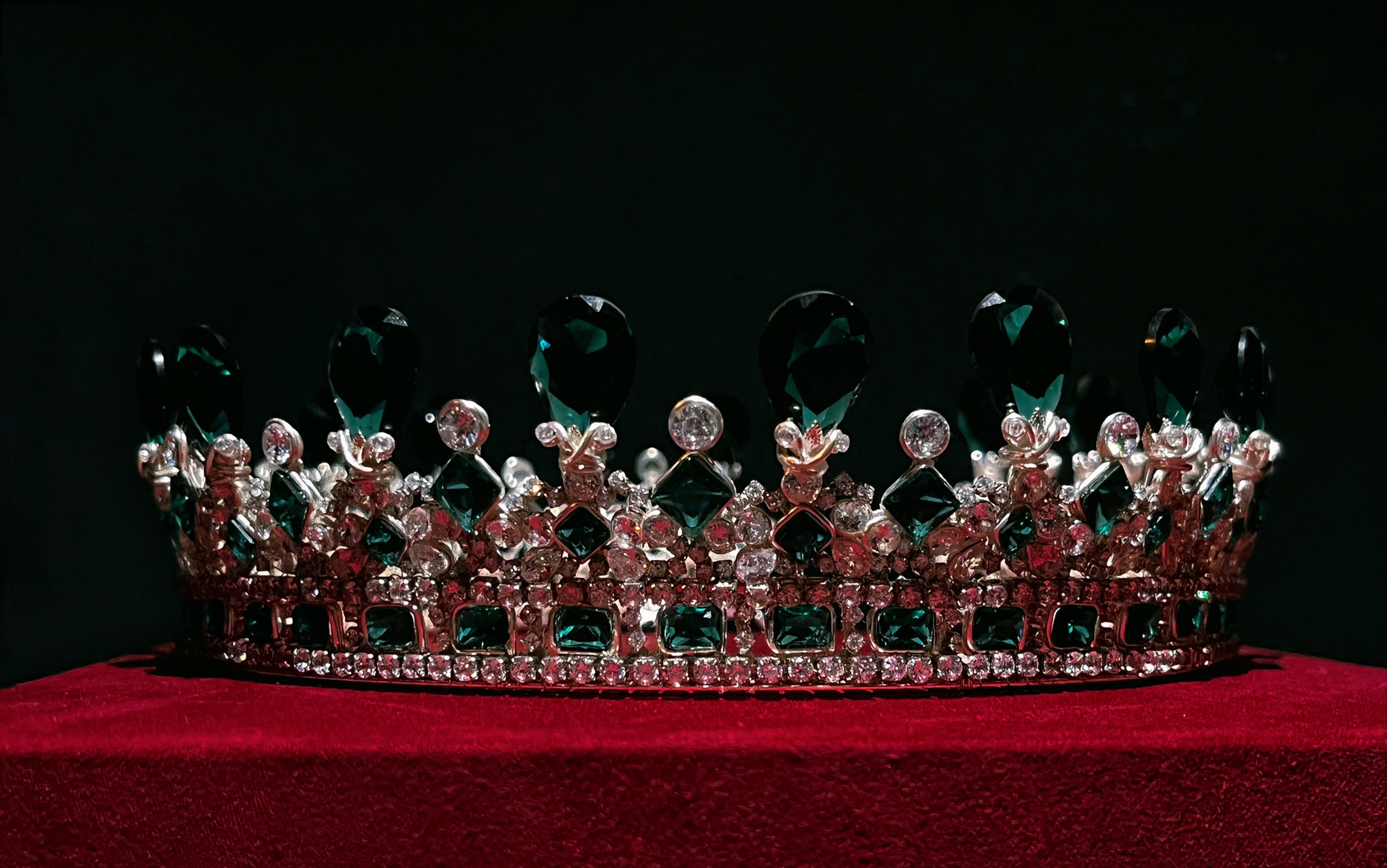 【手工复刻维多利亚女王祖母绿皇冠】1000颗宝石|17盘保银线|历时四个