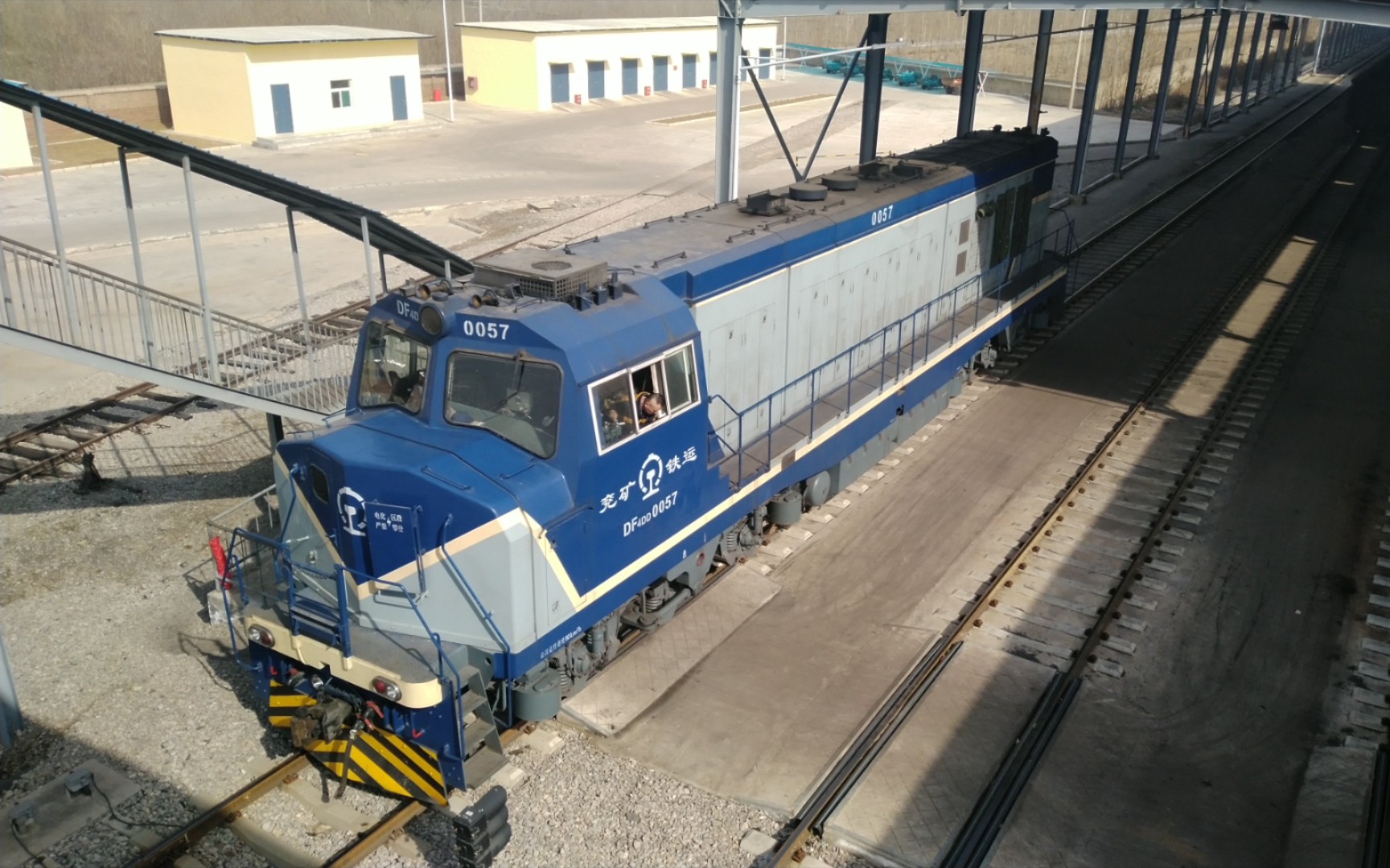 编组站里倒车去挂车的df4dd单机