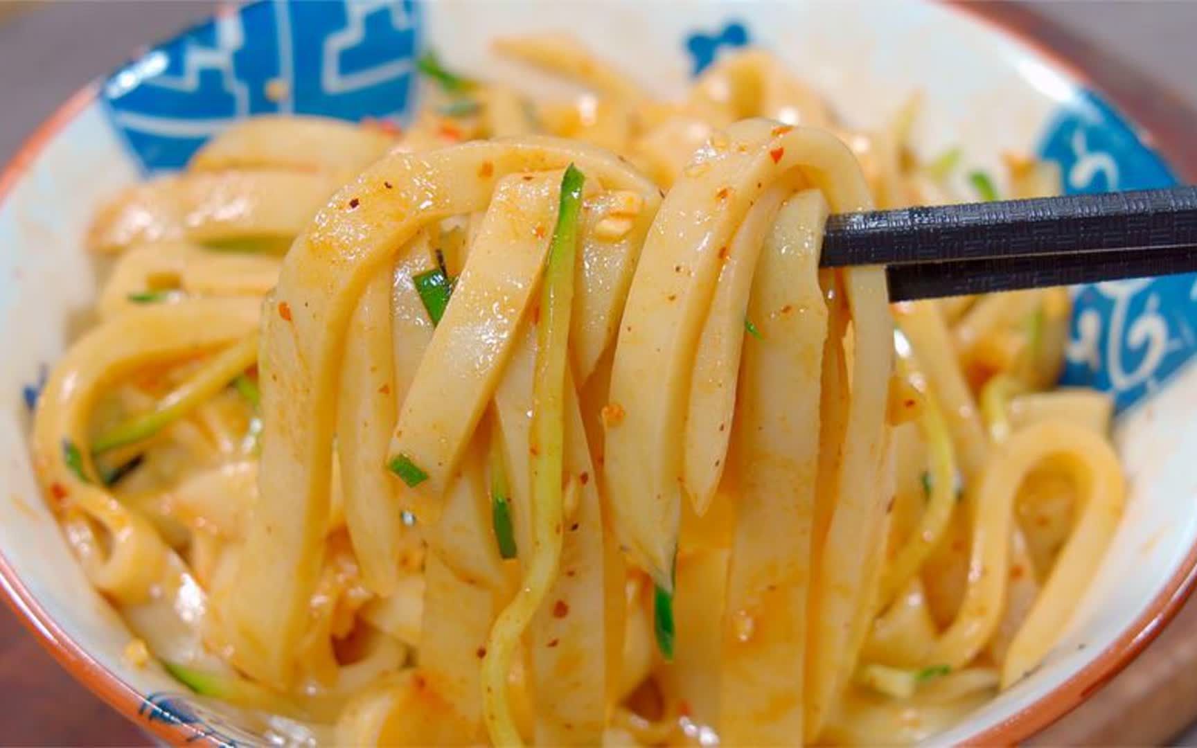 1碗面粉2碗水,在家做西北小吃酿皮子,柔软劲道,比凉皮好吃