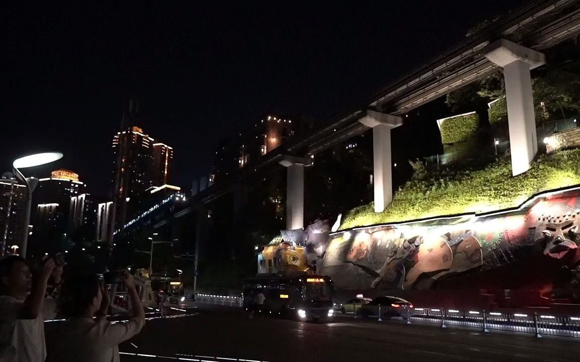 夜晚的重庆李子坝轻轨站