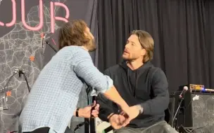 Télécharger la video: 【J2熟肉高能】珍妮：我接吻向左偏头 啪嗒：证明看看——JaxCon 2023