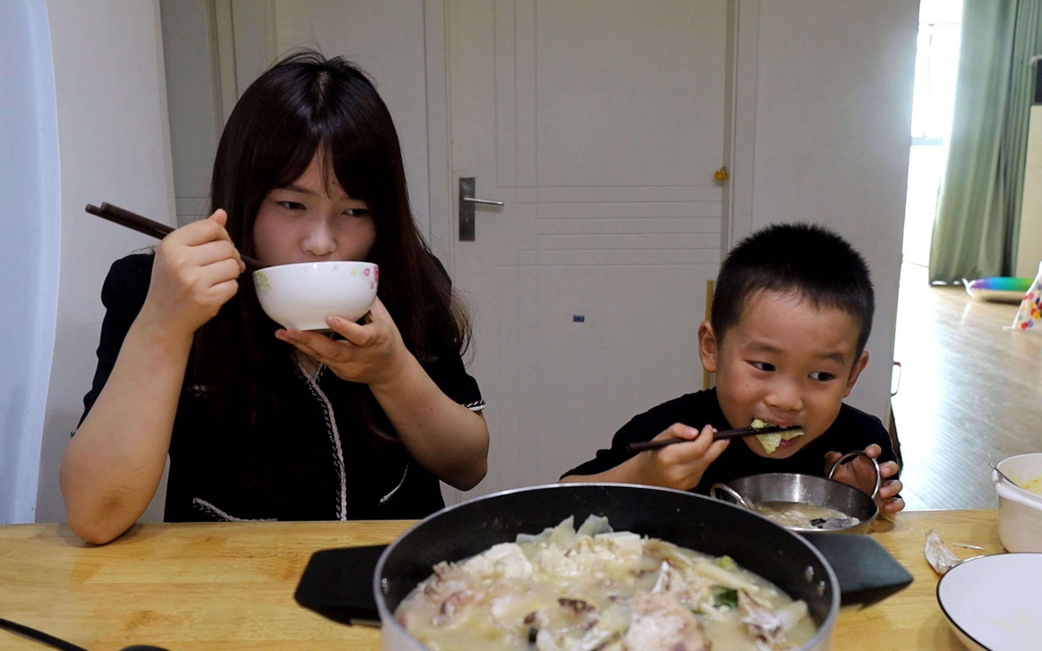 [图]分享我家的午餐食谱：鱼头豆腐汤、薯片沙拉虾