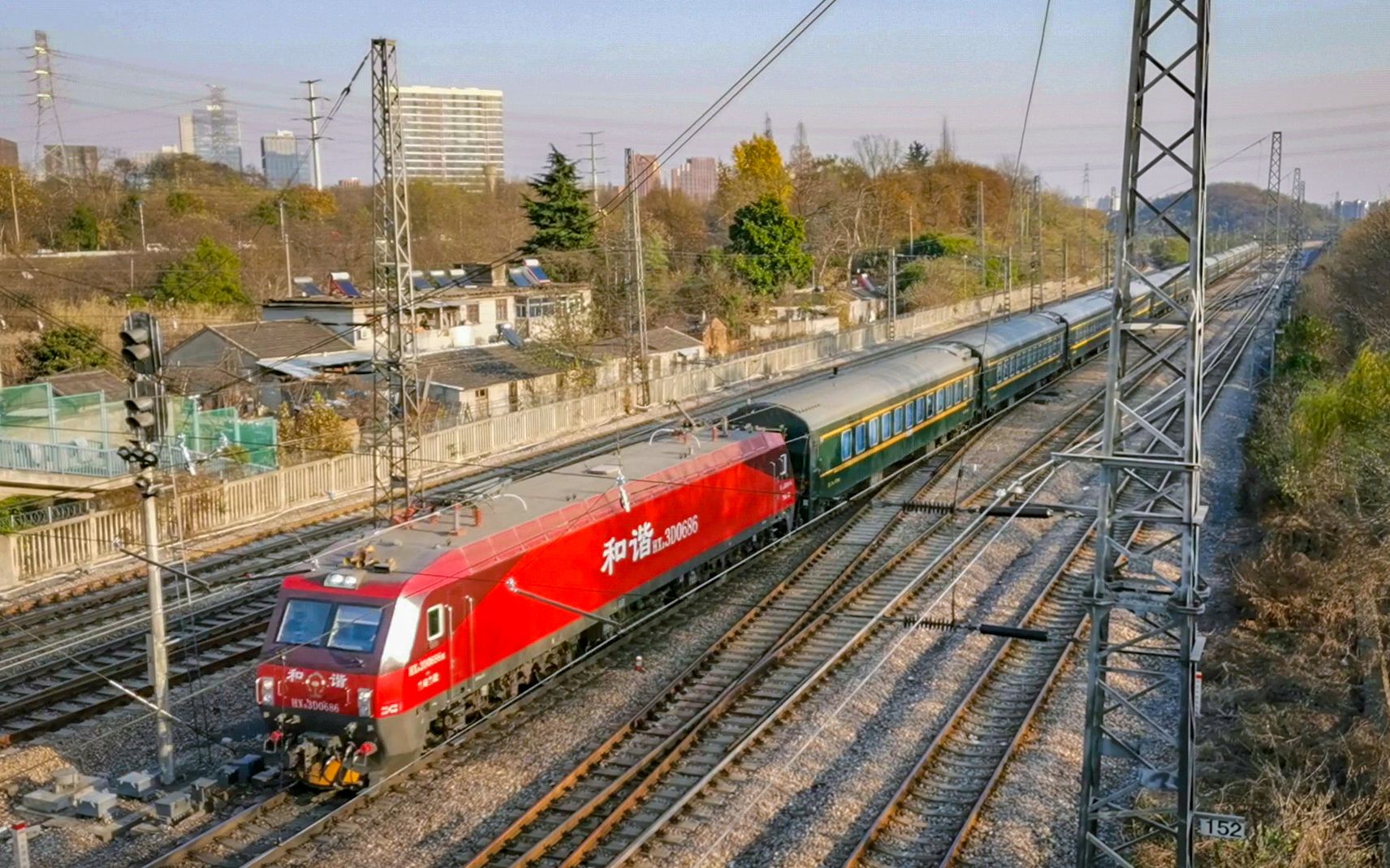 兰局兰段hxd3d电力机车0686号机牵引上海——西宁k2186次列车上行通过