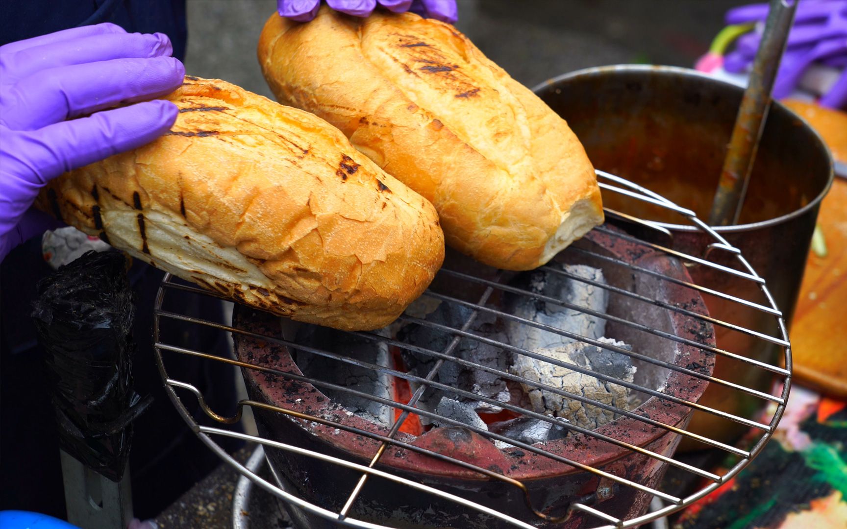 炭烤越南法国夹心面包在露天菜市场/台湾台北士林