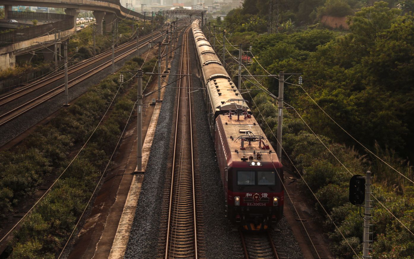 列车就在你脚下hxd3d0254牵引z286通过柳南客专217km