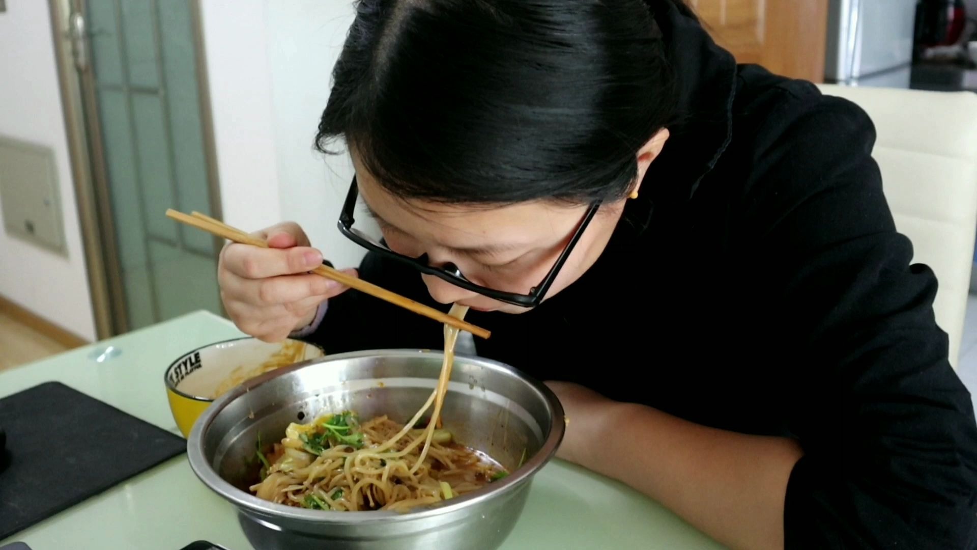 北漂三妮背着老公做一盆麻辣米线,边吃边追剧,麻辣爽口吃得了_哔哩