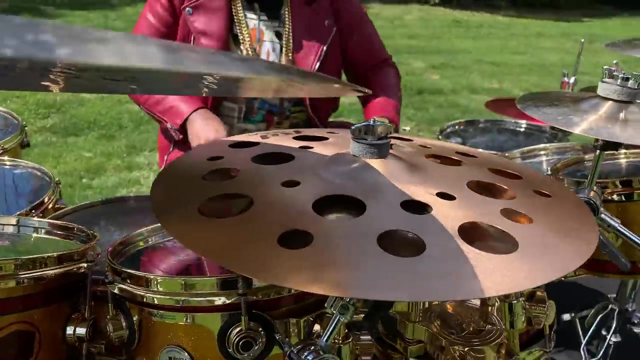 [图]Eric Moore - New Maple!Mahogany DW drums and Paiste Cymbals