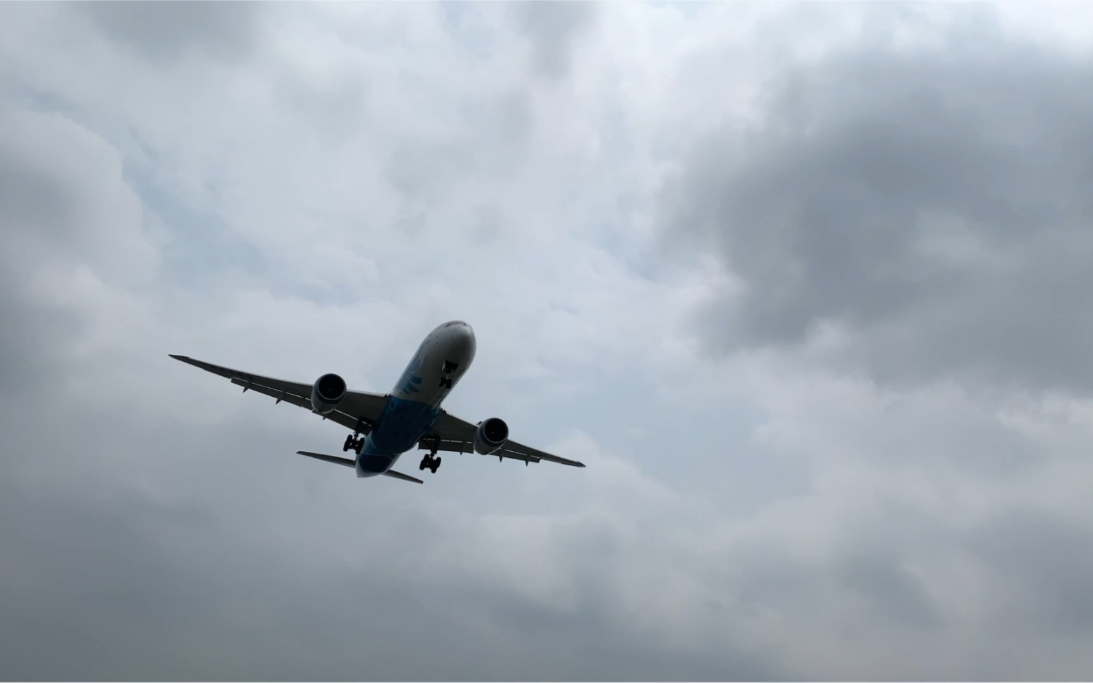 青岛流亭国际机场拍摄飞机降落