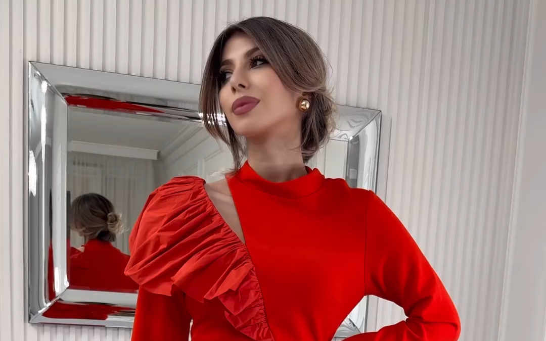 大红色长裙端庄又大气