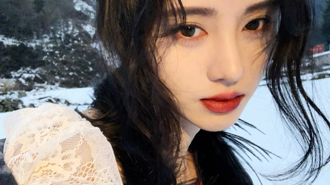 仙骨也觉寒夜凉-鞠婧祎的冬日写真