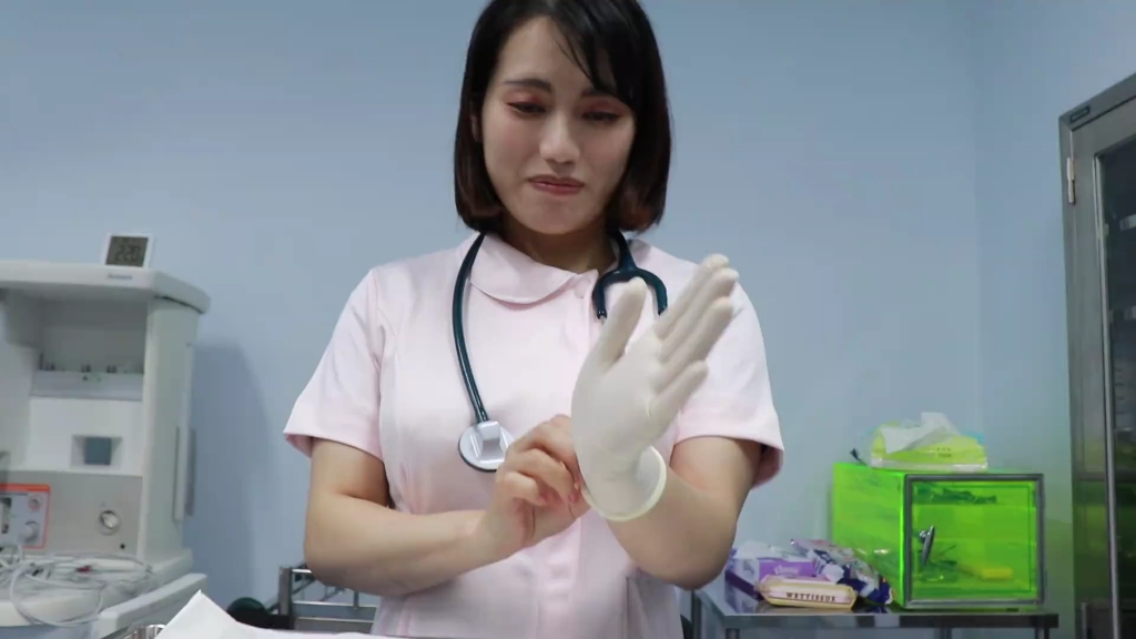 护士长展示戴手术手套