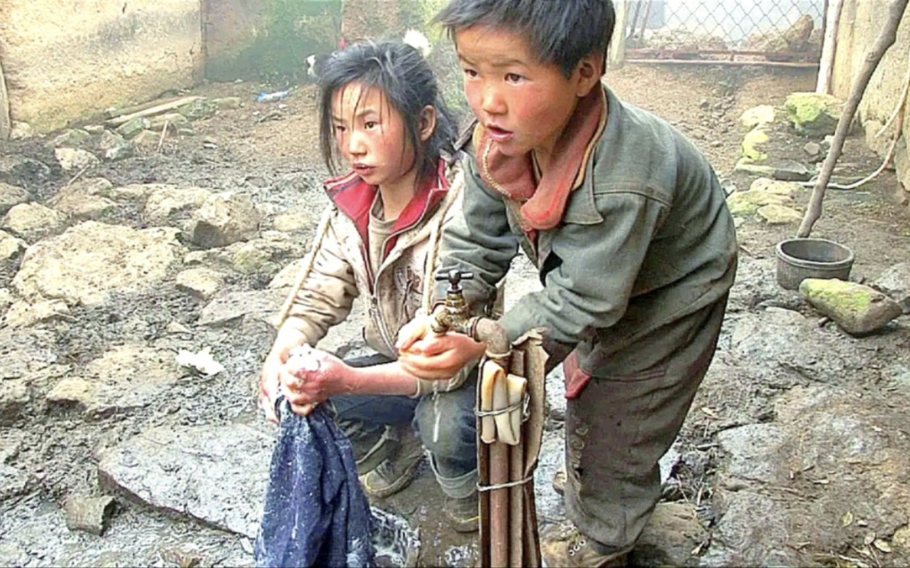 导演跟拍两年,真实揭露云南农村留守儿童心酸,国际斩获6项大奖