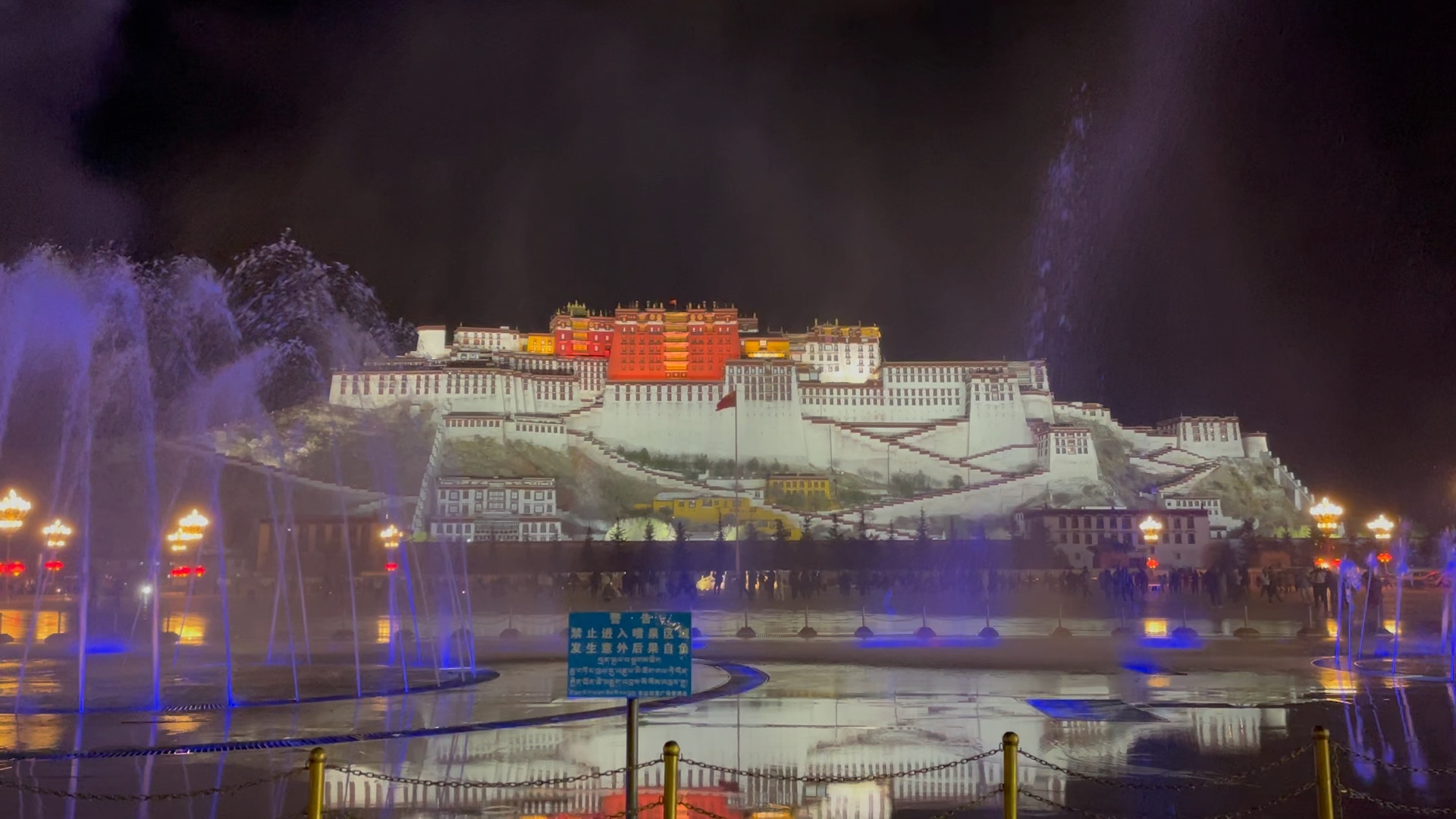 四月夜晚的布达拉宫广场