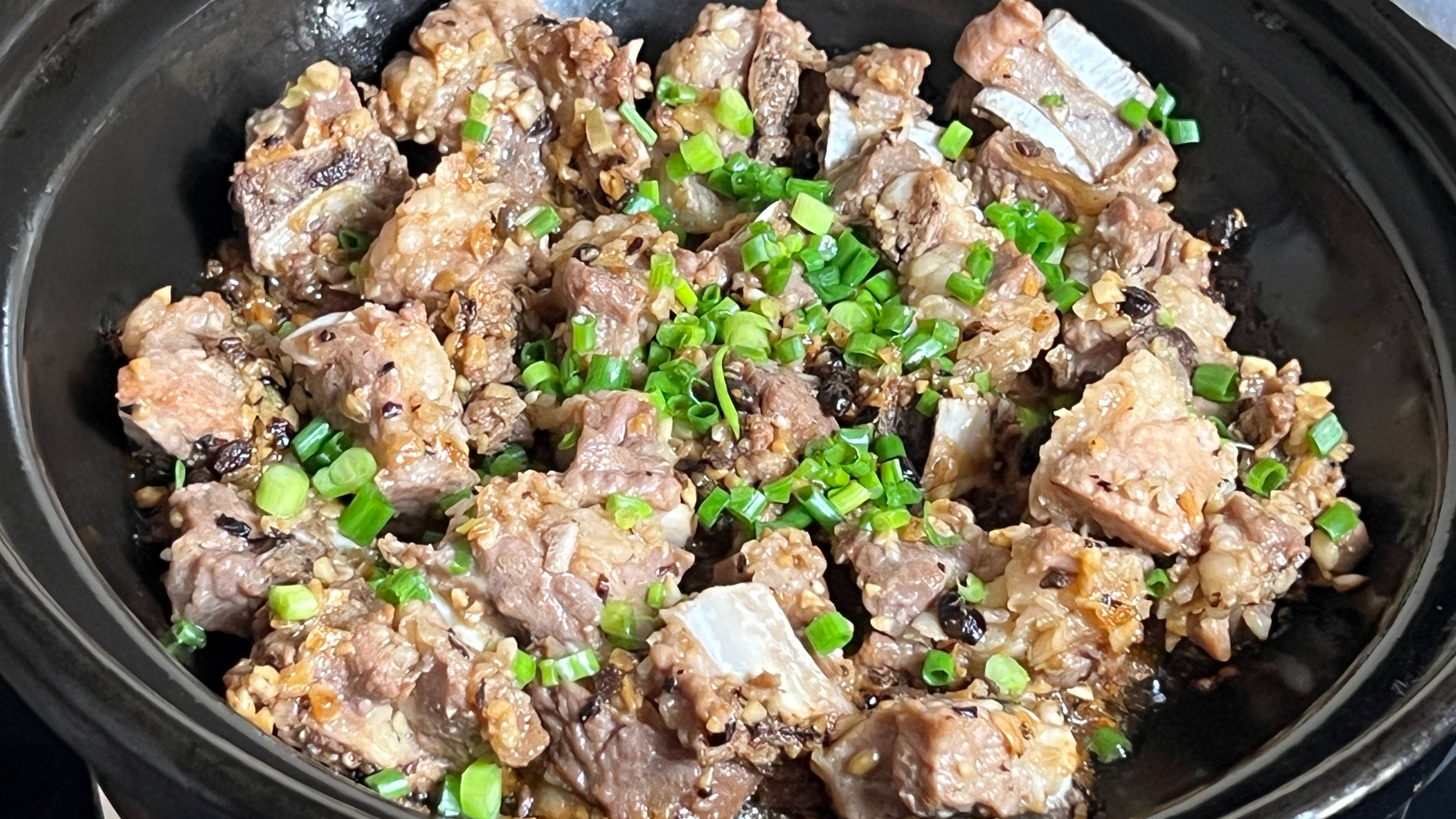 蒜蓉豆豉焗排骨,开盖香气扑鼻,外香里嫩,做法简单又好吃