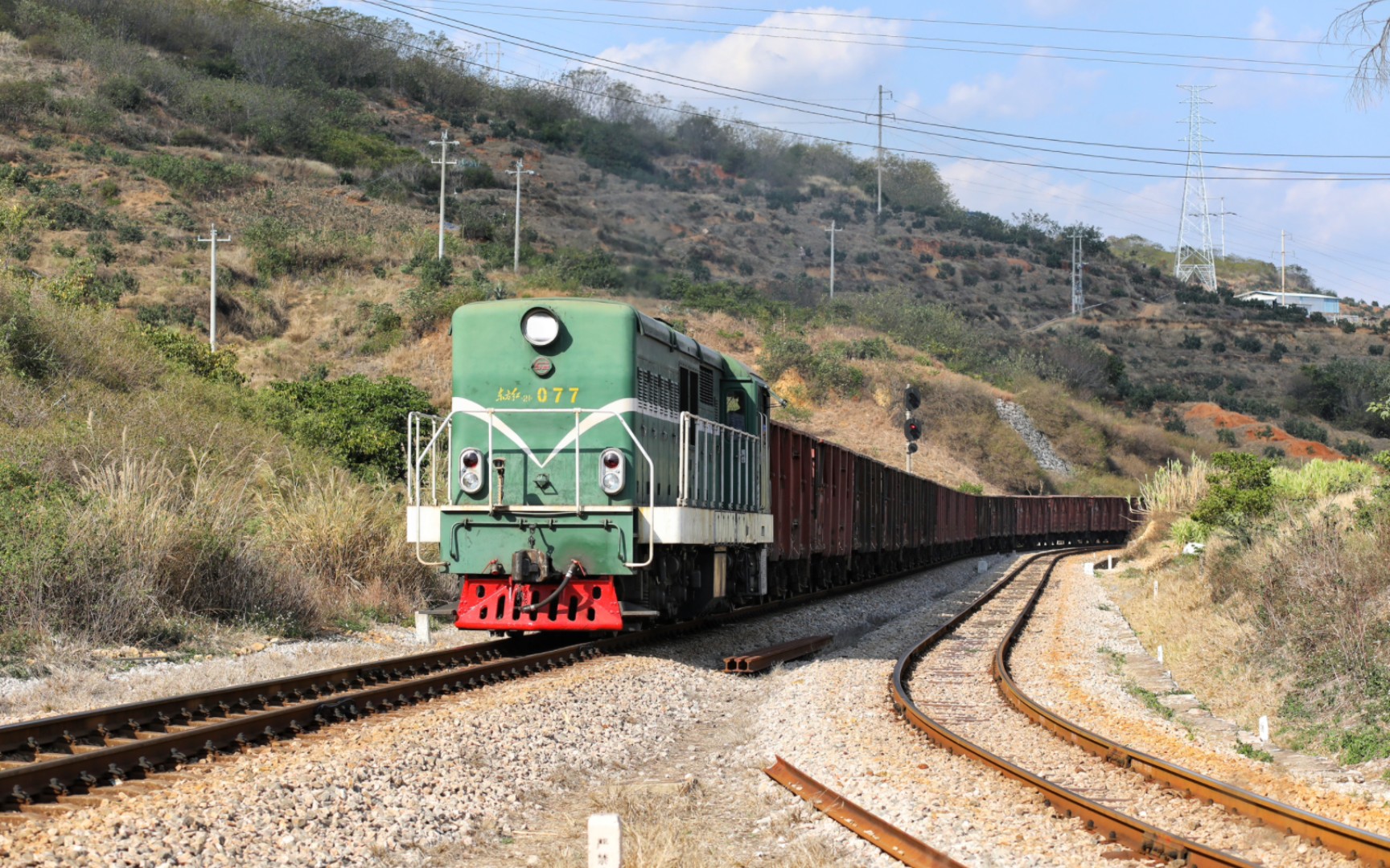 【云南米轨】昆河铁路-东方红21-077牵引49013次敞车货列通过