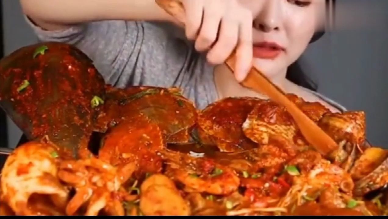 美女深夜吃海鲜