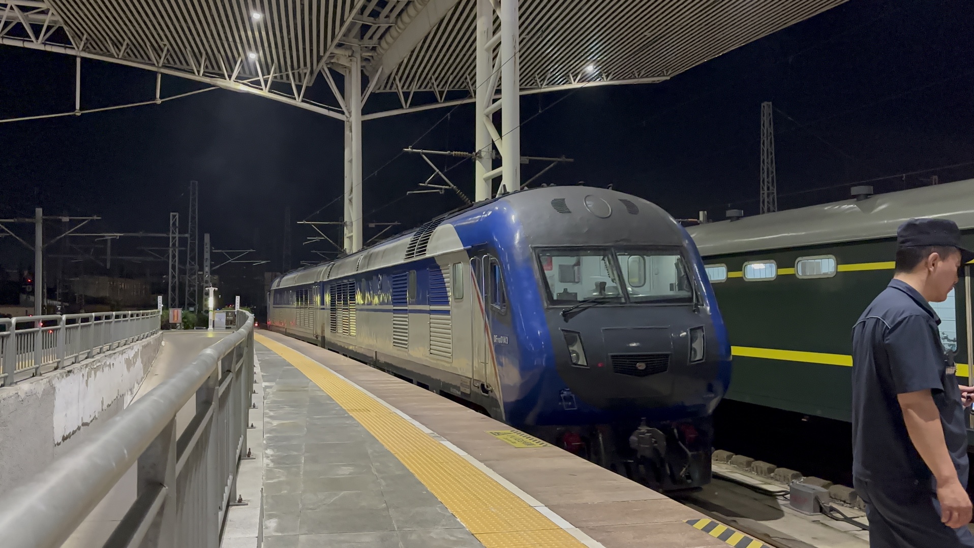 昨日z156次徐州站摘挂上局徐段df11g0143/0144.