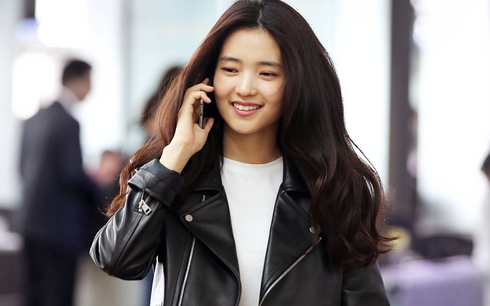 【金泰梨】160925 金泰梨(金泰璃)仁川机场出国 饭拍_哔哩哔哩 (゜-゜