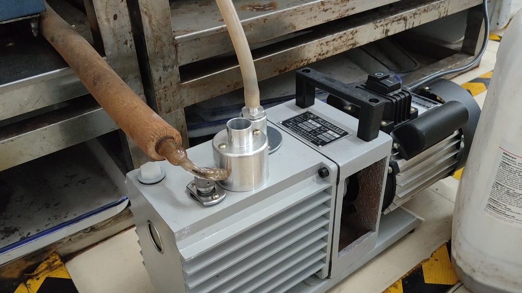 贫穷的实验室,冒烟的真空泵