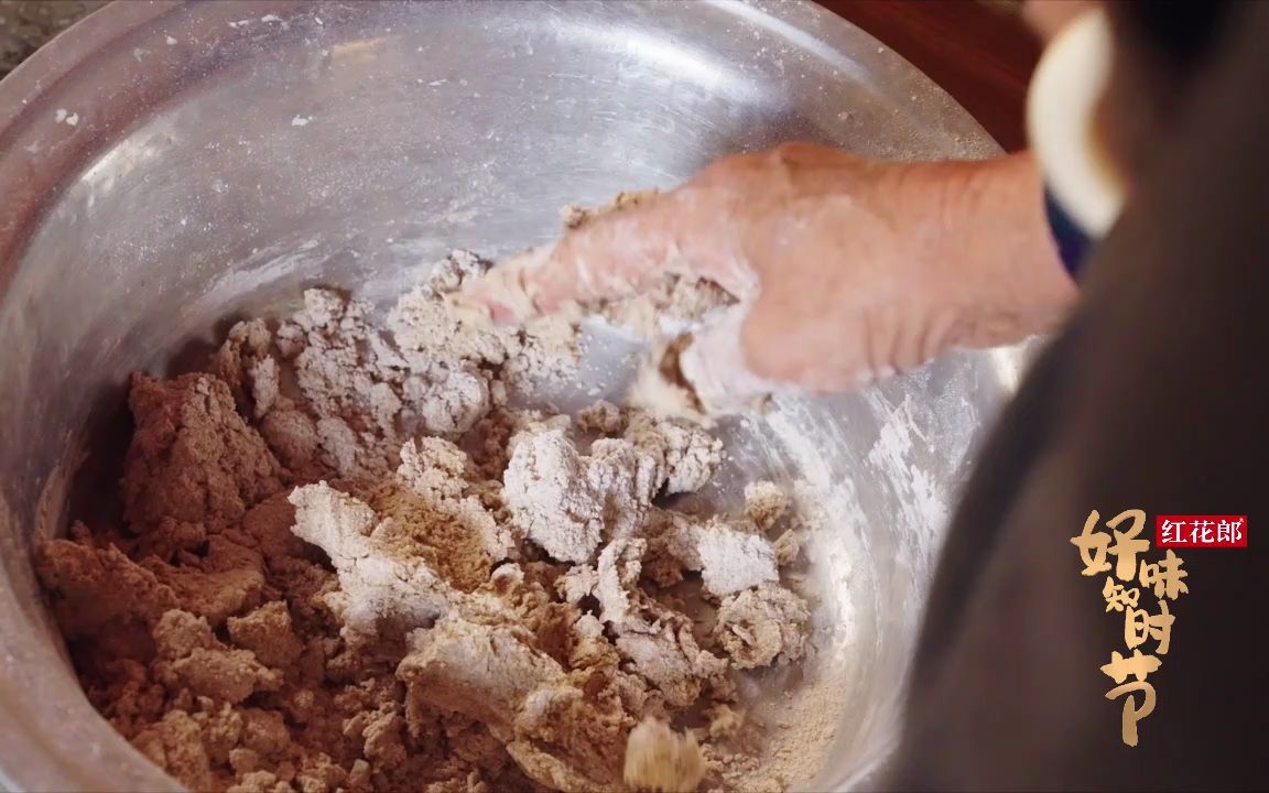 [图]【好味知时节】作为高原特有的谷物，制作成馍，在炉火的温柔攻势下，冒着热气的青稞馍馍，散发着来自高原风味的浓郁谷香。