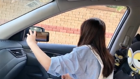 旅行时,坐在副驾驶如何自拍的教程来啦
