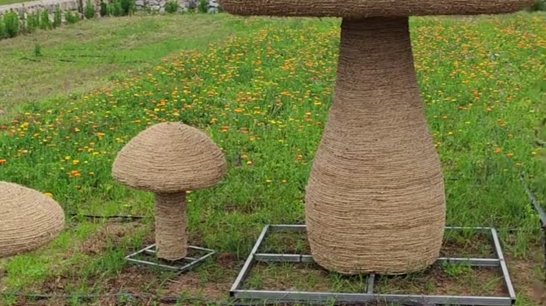 稻草制作的网红蘑菇网红景区雕塑小品摆件稻草农庄生态园定制 稻草
