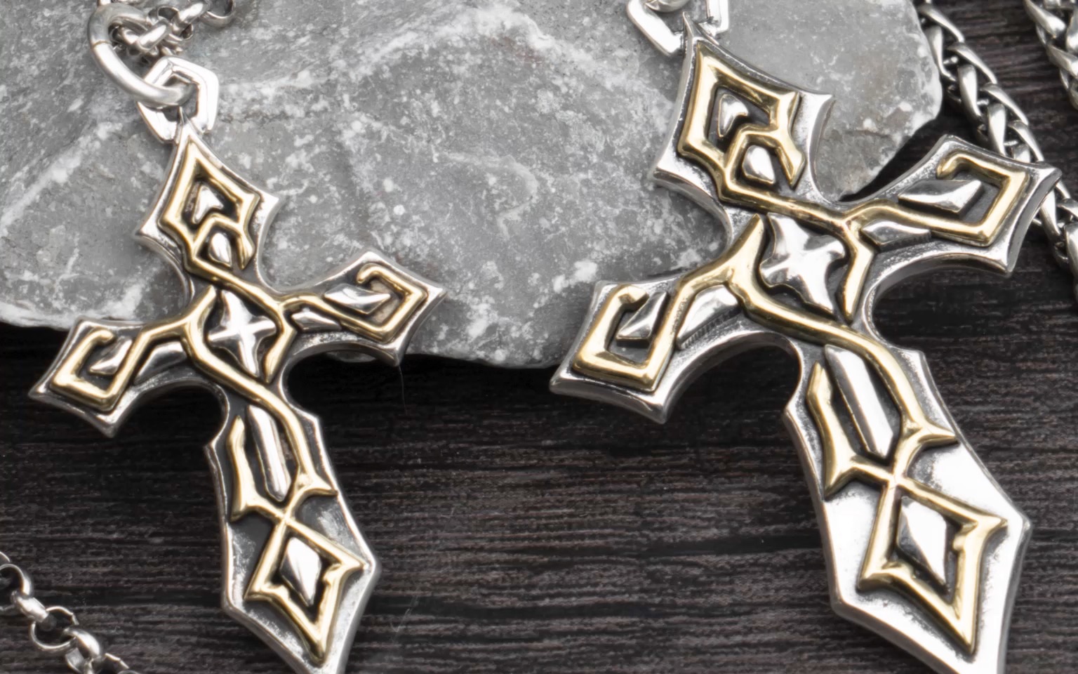 荆棘蔓藤缠绕十字架银项链吊坠