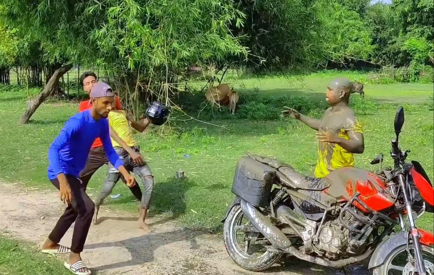 印度阿三搞笑视频:换做国内的话早被打屎了