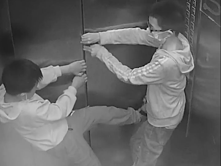 男童被卡电梯井好危险，幸无大碍！