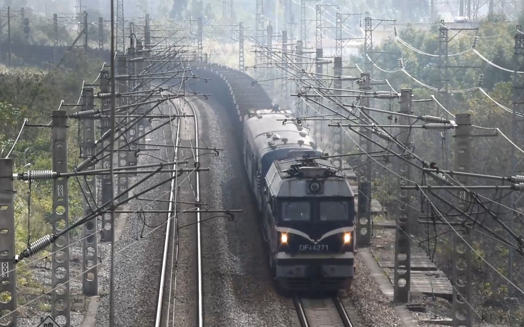 (柳州工务段空长轨大列)57102通过湘桂线白山站北头跨线桥