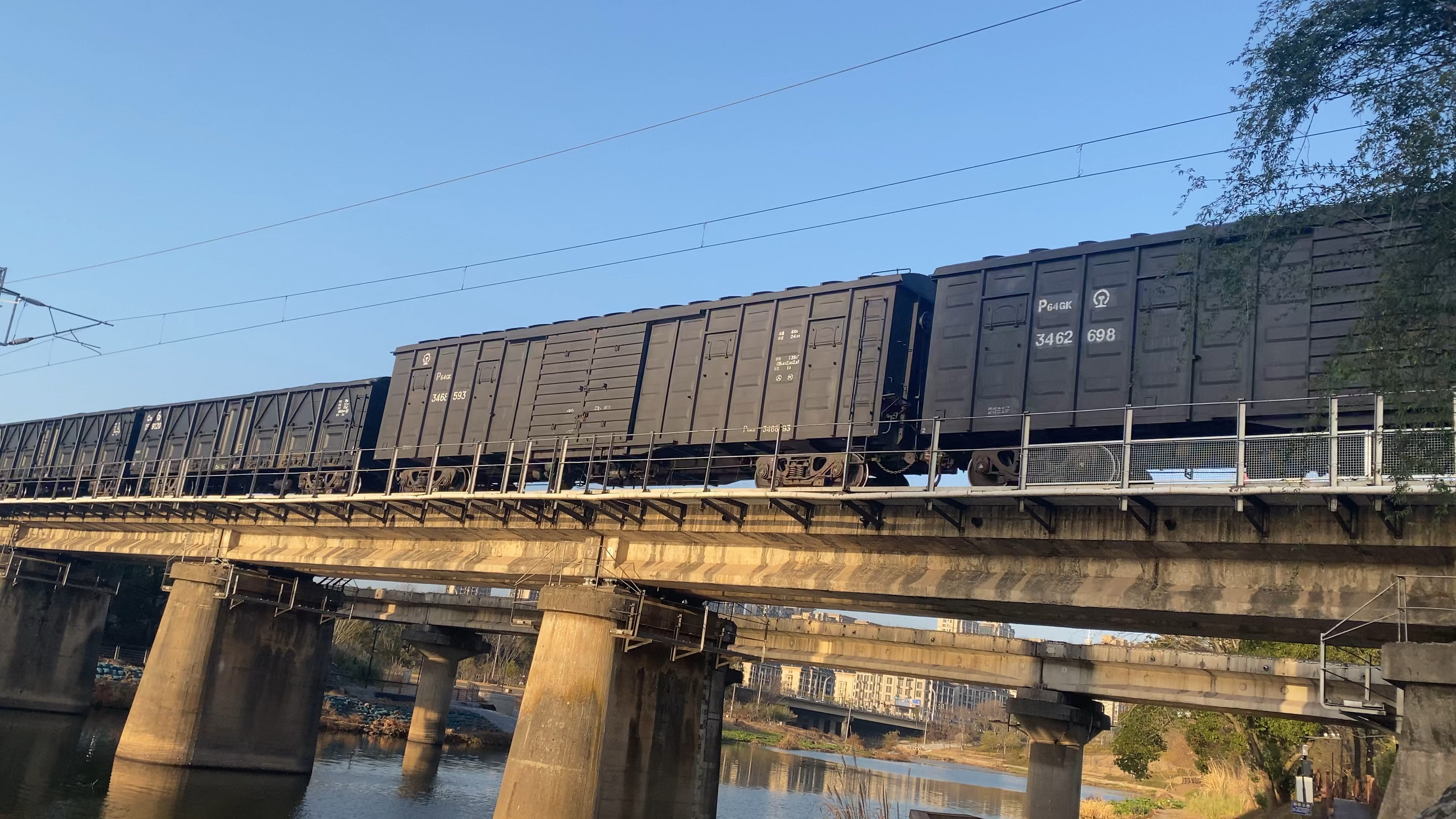 小心火车,禁止通行