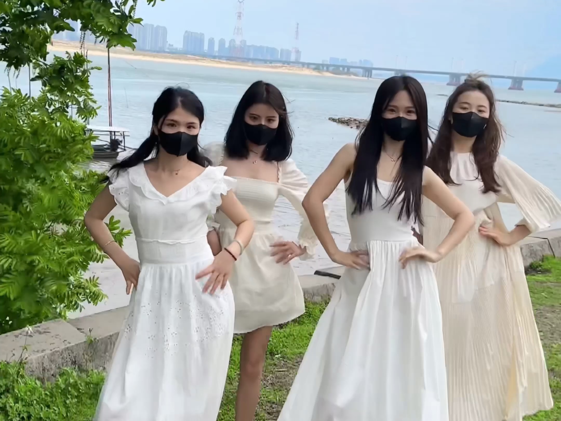 伴娘版桃花笑 会有桃花运的吧