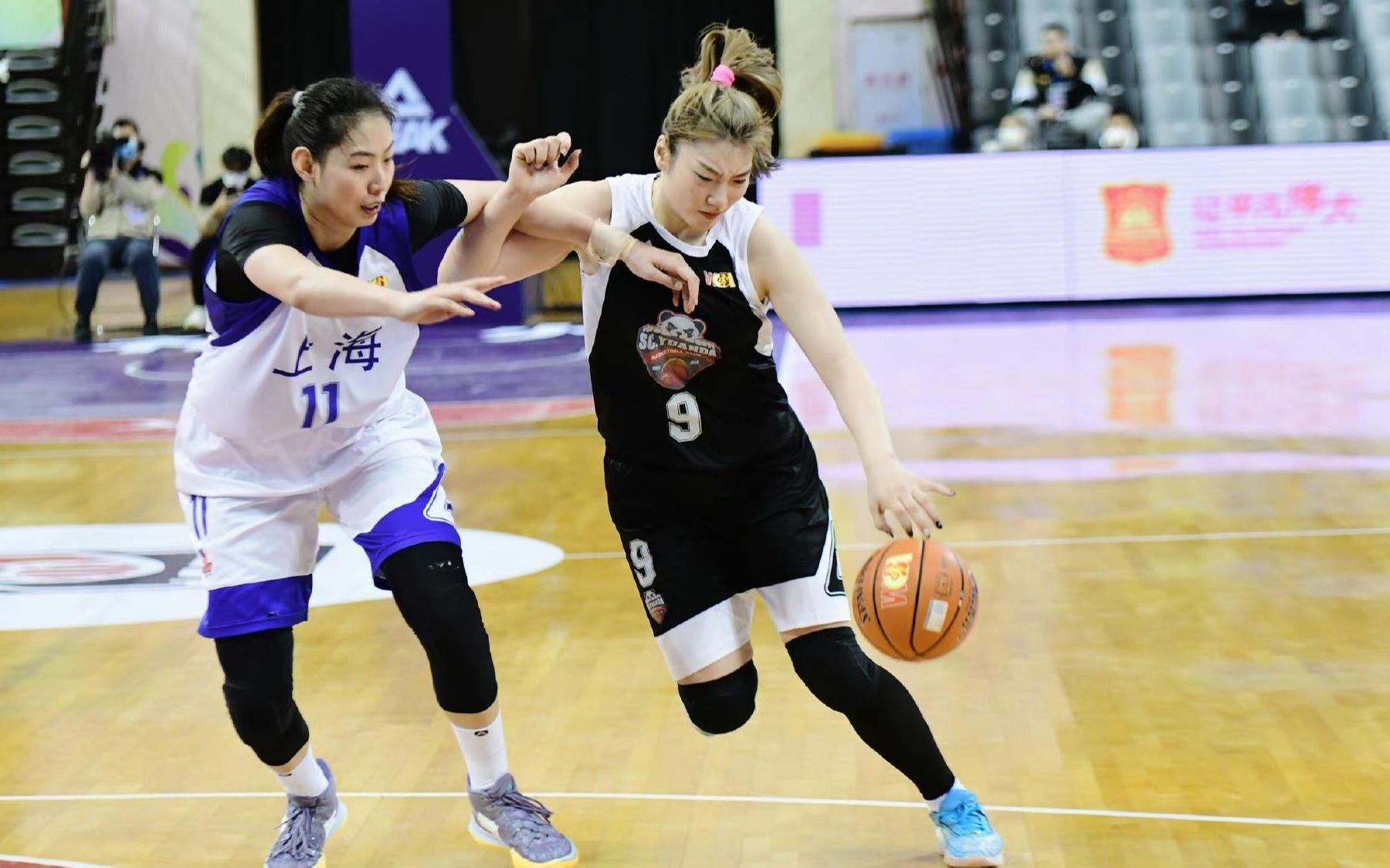 上海女篮单节狂飙8记逆天三分!李梦彻底怒了:这怎么防?