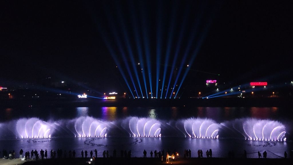 沅陵音乐喷泉[孤勇者]这不比春晚有意思?