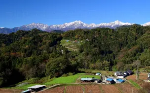 下载视频: 【4K超高清日本】第一视角 银装素裹的北阿尔卑斯山 (飞驒山脉) 和红叶的小川村  2022.10