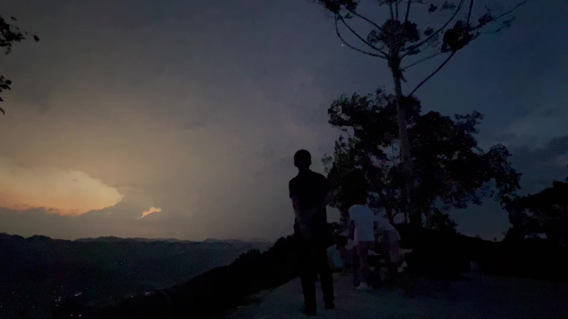 夜晚爬山看风景