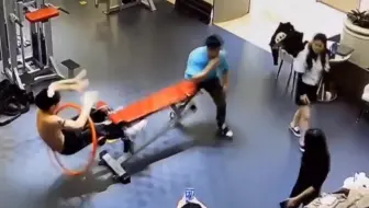 沙雕视频：美女你压线了！压坏了吗？要赔Q吗？人类迷惑行为第514