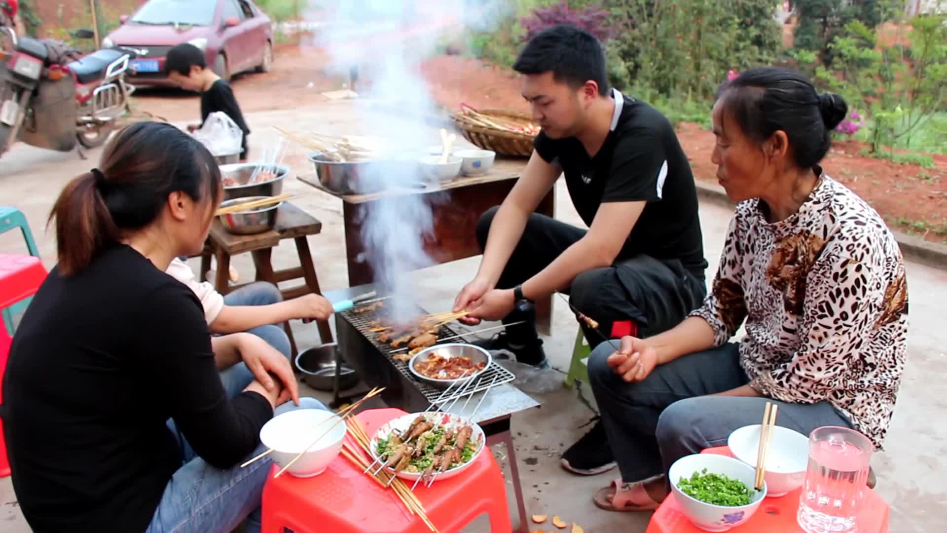 四川农村屋檐下烤烧烤,看着让人直流口水,香辣爽口超过瘾】