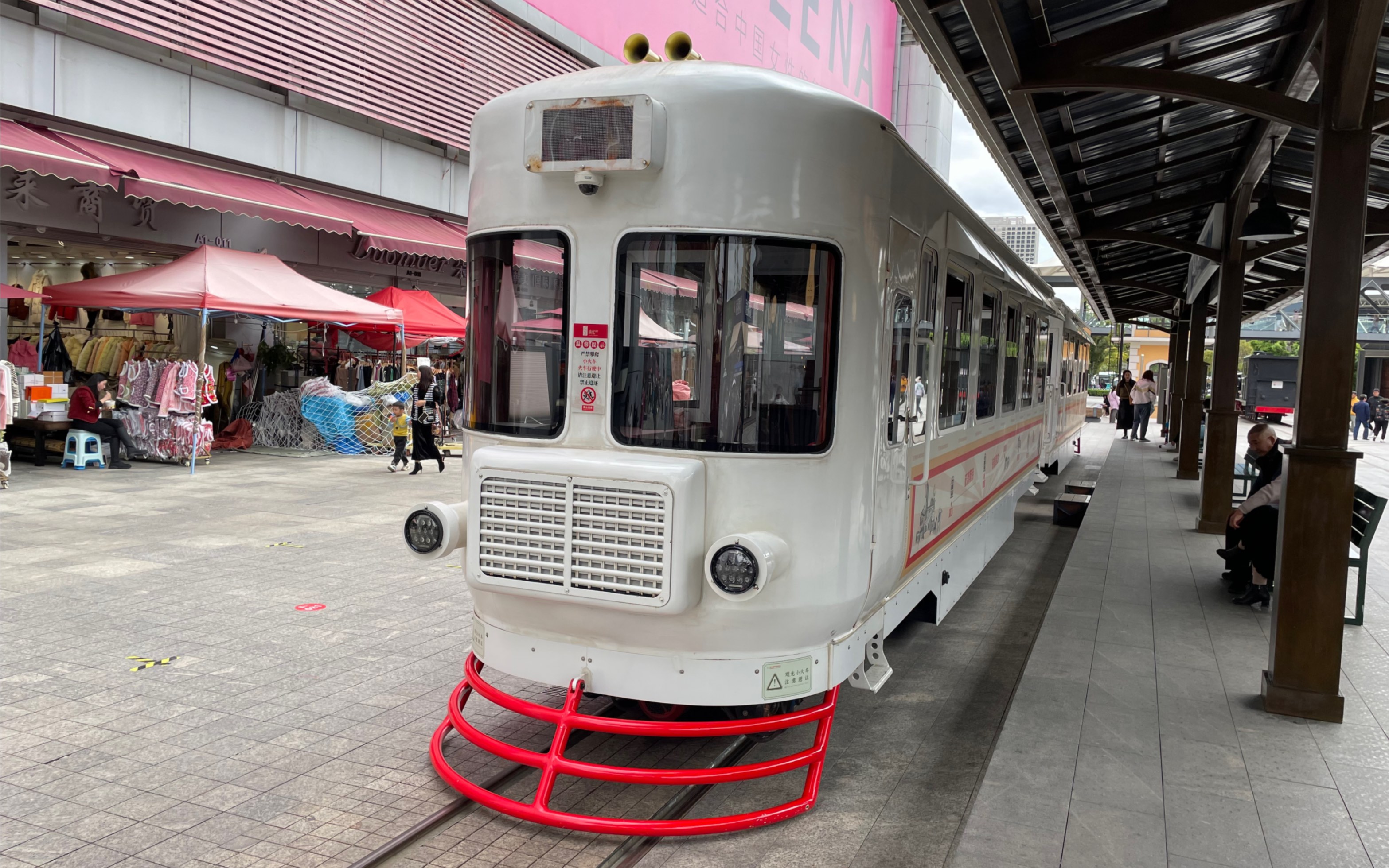 昆明螺蛳湾cosplay米其林米轨小火车出昆明北站(螺蛳湾)