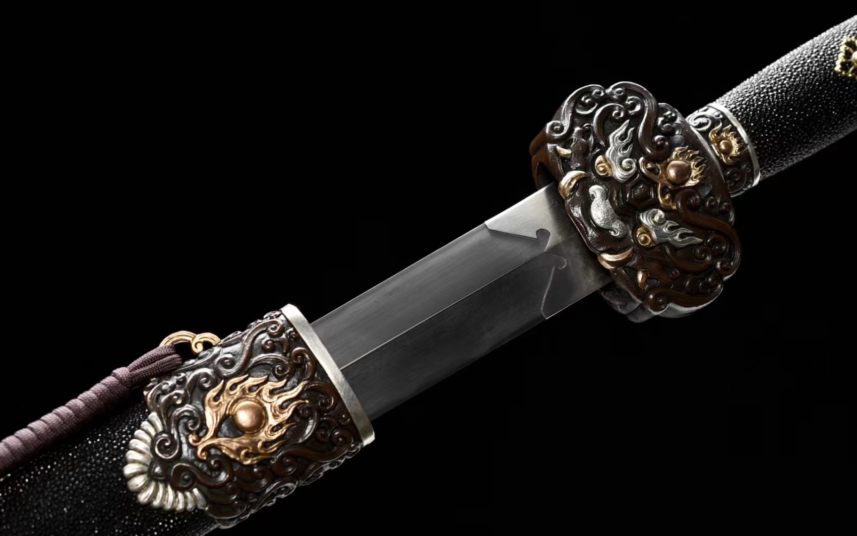 昆吾剑 作品全长102厘米,刃长77厘米,柄长19厘米,重2.6公斤,除鞘1.