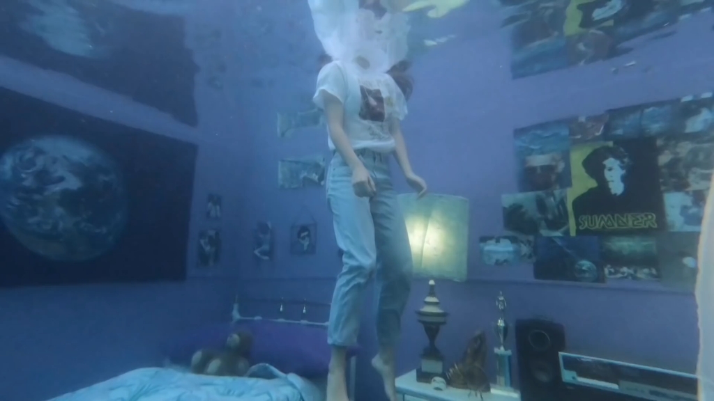 [图]The Making Of: Weyes Blood's Underwater 'Titanic Rising' Album Cover