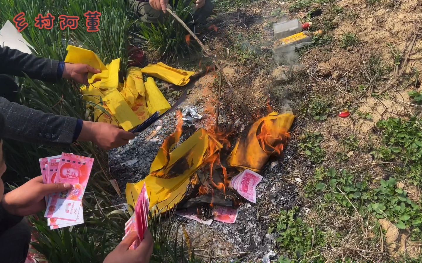 清明节上坟,爸爸徒手挖爷爷的坟,原因是为了下一代好哔哩哔哩bilibili