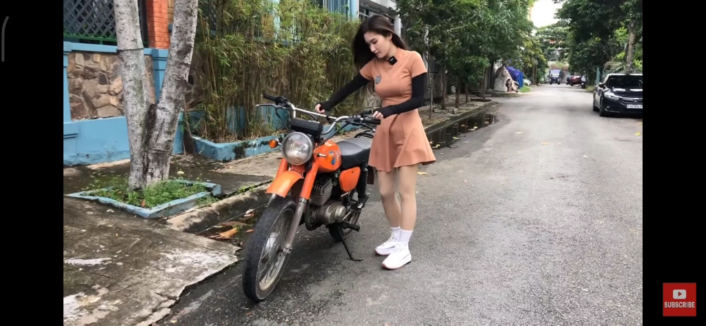 白袜美女踩发摩托