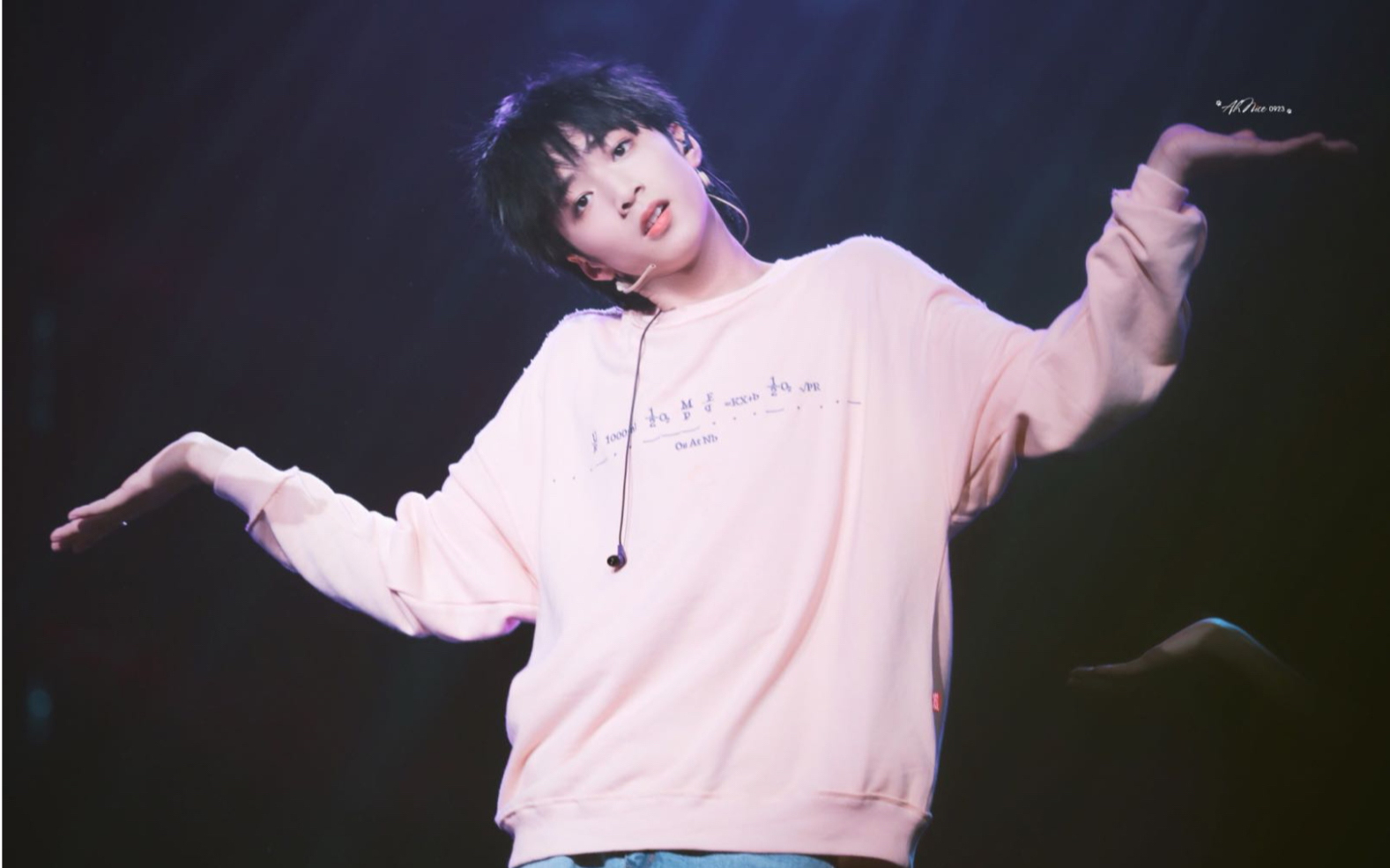 刘耀文看钢铁直男在线卖萌睫毛弯弯focus0825台风少年成团夜