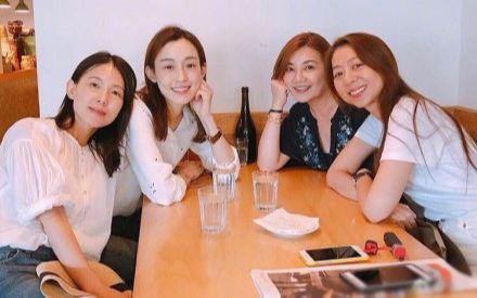 范玮琪梁静茹陈绮贞好友再相聚 亲密合影露甜美微笑似少女!